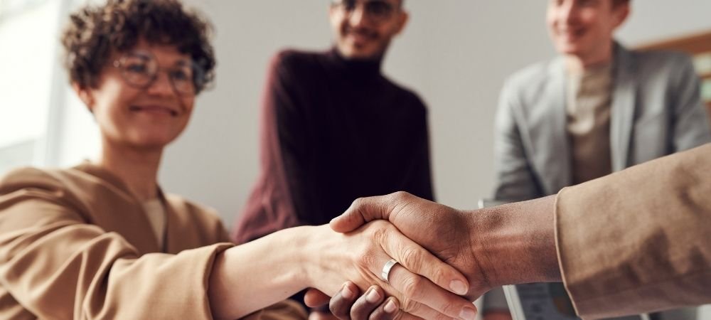 pessoas apertando mãos contratação